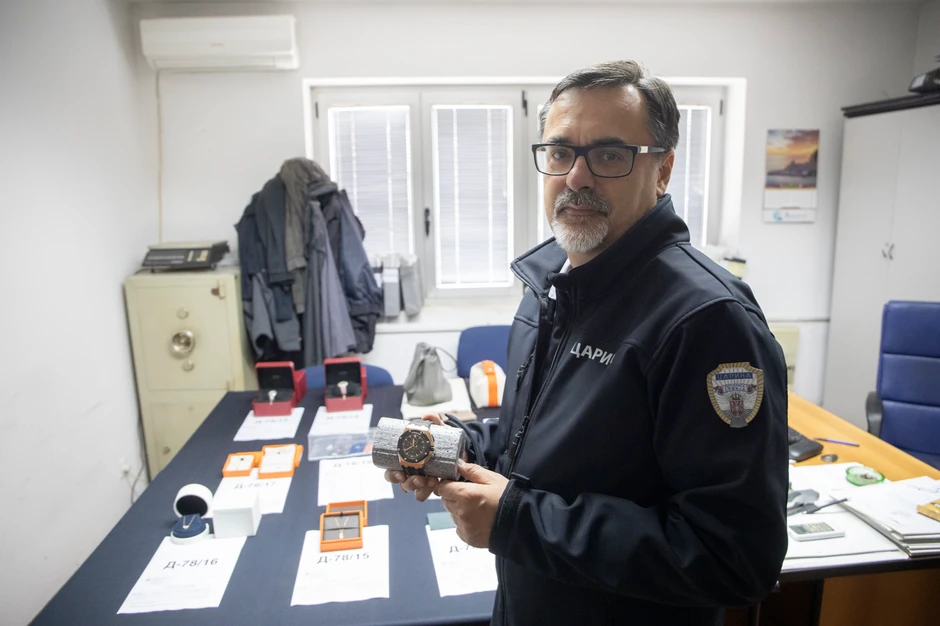 Božidar Đurić iz Carinice Beograd drži sat "Audemars Piguet" 