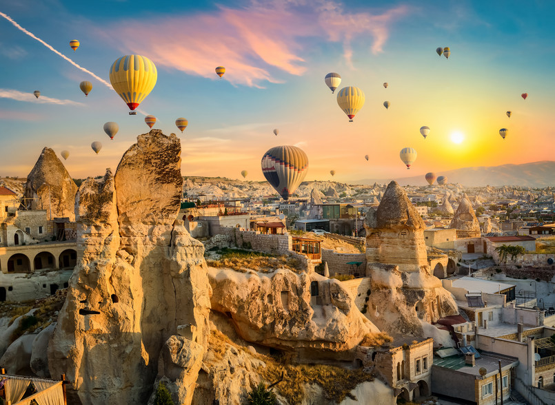Kapadocja Turcja Hot,Air,Balloons,At,Sunset,In,Goreme,Village,,Cappadocia,,Turkey