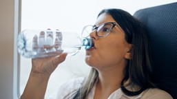 kaucja widmo w warsie. zapłacisz za butelkę, ale w pociągu jej nie oddasz