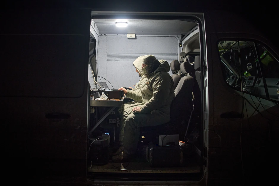 Ukrajinska vojska upravlja dronom za presretanje tokom ruskog vazdušnog napada na nepoznatoj lokaciji u Ukrajini 13. decembra 2025.