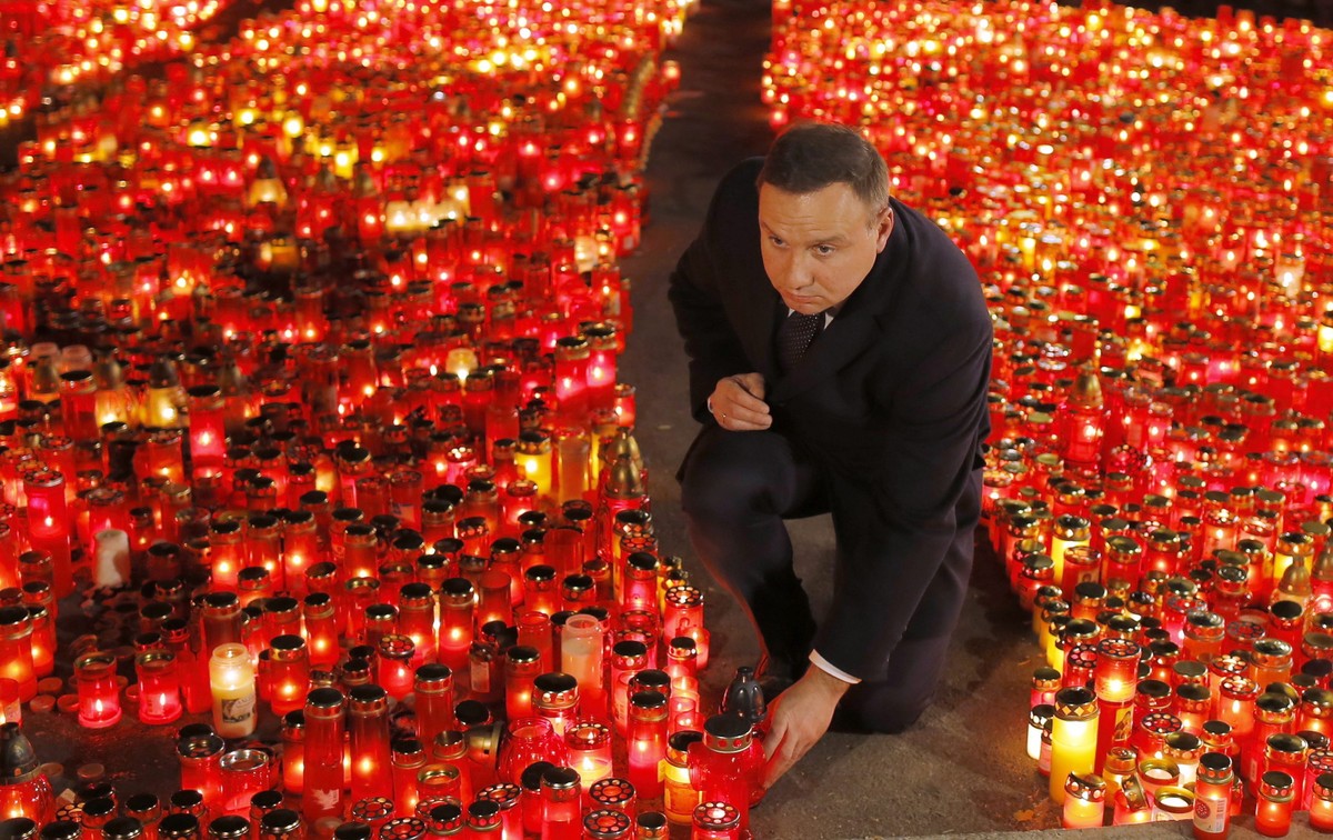 Prezydent Andrzej Duda przed klubem "Colectiv" w Bukareszcie.
