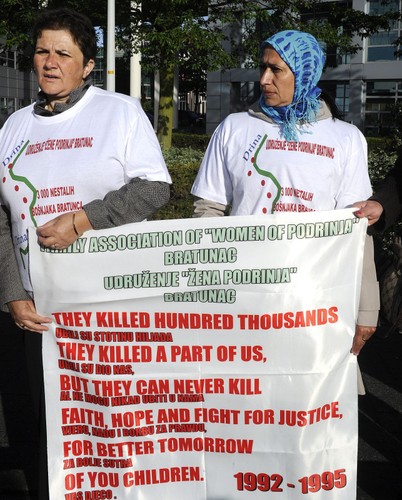 Bośniacy demonstrują przed siedzibą Trybunału ONZ w Hadze