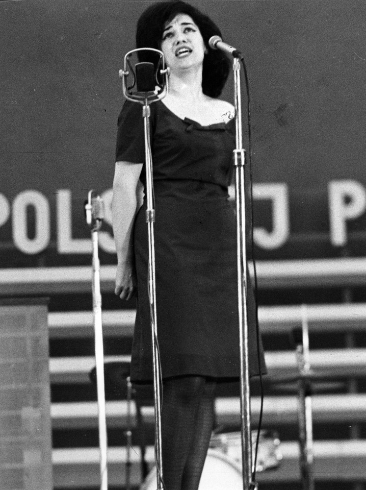 Ewa Demarczyk, polska Edith Piaf, podczas I KFPP zaśpiewała "Czarne anioły", "Taki pejzaż" i "Karuzelę z Madonnami"