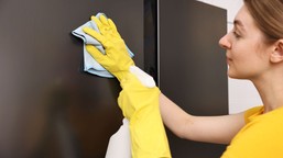 wlewam 2 łyżki do wody i czyszczę fronty mebli. domowy płyn usuwa kurz i nabłyszcza a w domu pachnie jak po generalnych porządkach domowy sposób na mycie mebli z kurzu