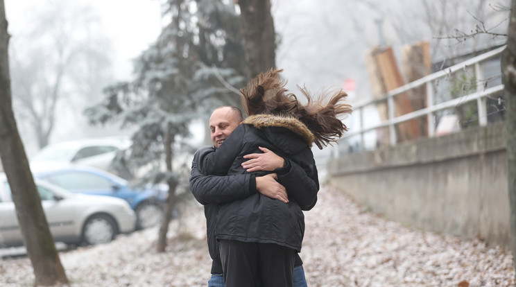 Péter egy pillanatra sem adta fel, hogy lányával legyen, pedig inge-gatyája ráment a küzdelemre/ Fotó: Varga Imre