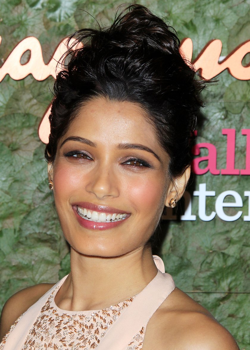 Freida Pinto na czerwonym dywanie