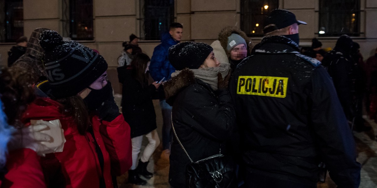 Policjantowi puściły nerwy? Kontrowersyjne nagranie z Zakopanego