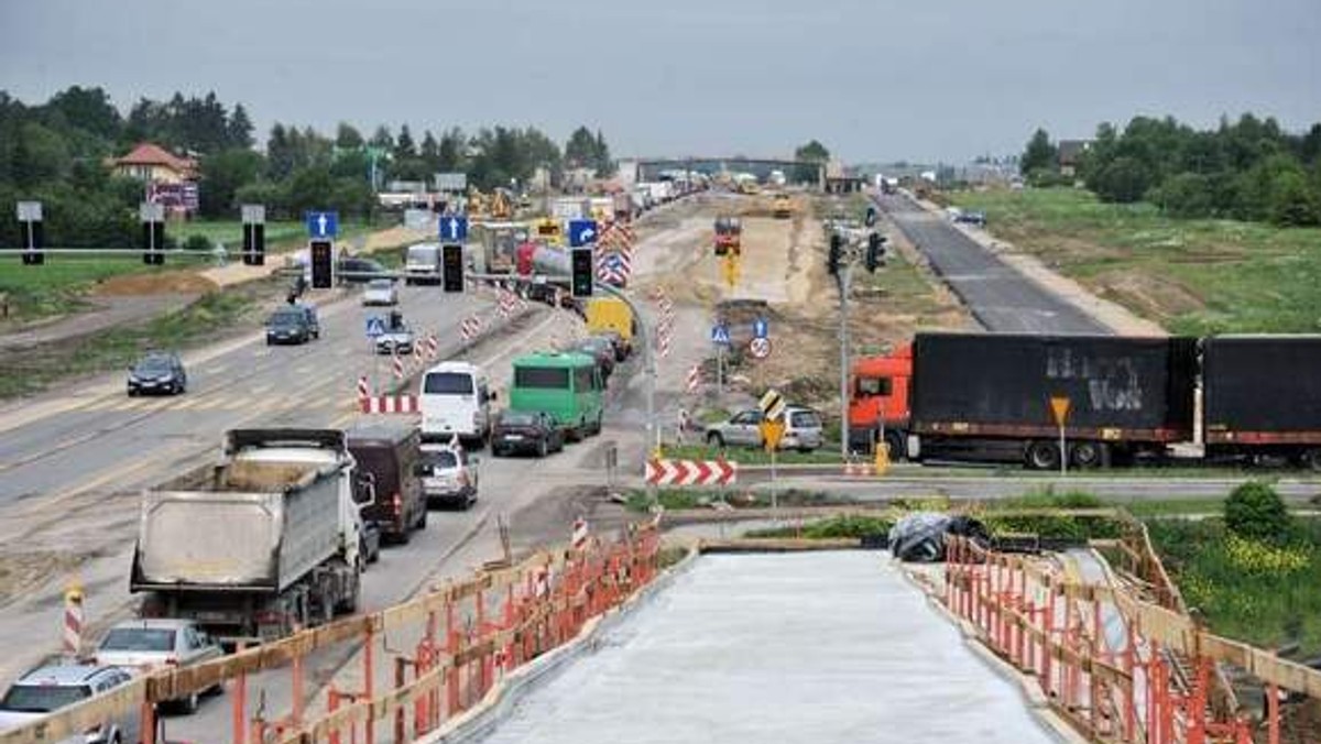 Od środy drogowcy zamkną wjazd do Świdnika przez al. Lotników Polskich. Kierowcy będą korzystać z dróg serwisowych i nowego węzła Świdnik. Utrudnienia potrwają dwa dni - informuje "Dziennik Wschodni".