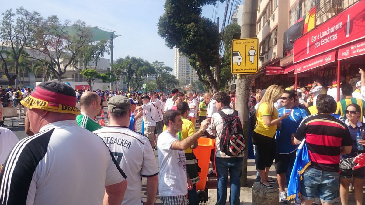 Na dwie godziny przed ćwierćfinałem mistrzostw świata, okolice Maracany w Rio de Janeiro opanowali niemieccy i francuscy kibice. W zdecydowanej przewadze są ci pierwsi.