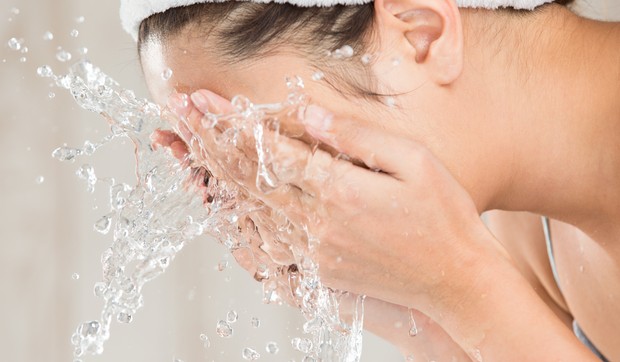 Pranje lica mlakom vodom je najbolje za rutinsku negu kože