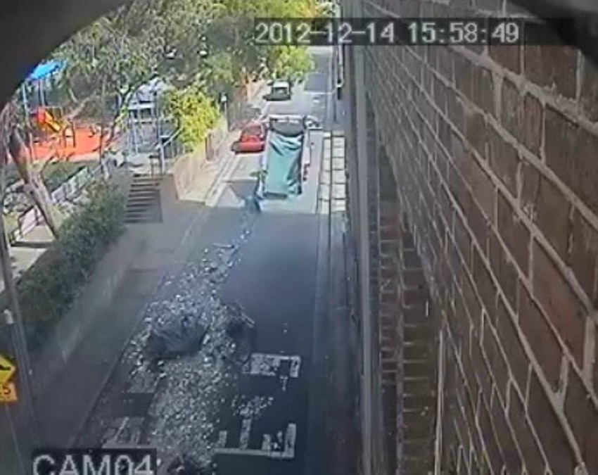 Kamion u pokretu izbacuje azbestni otpad