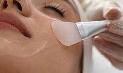 Kwasy na twarz - właściwości i rola w pielęgnacji skóry