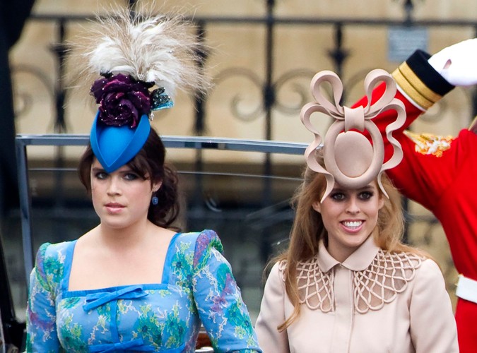 Najbardziej szalone nakrycia głowy piątkowej ceremonii, a w nich księżniczki Yorku: Eugenia (po lewej) i Beatrycze