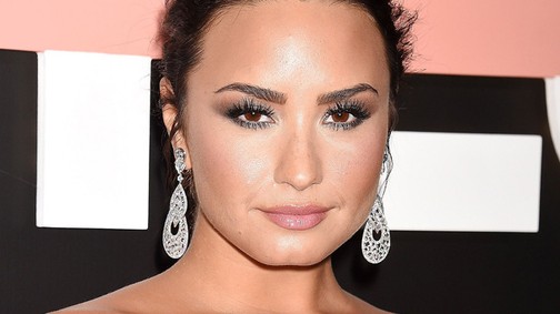 Demi Lovato a világ legszűkebb ruhájába préselte bele magát!