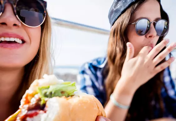 Naukowcy twierdzą, że zamawiamy niezdrowe jedzenie, aby nie sprawić przykrości znajomym