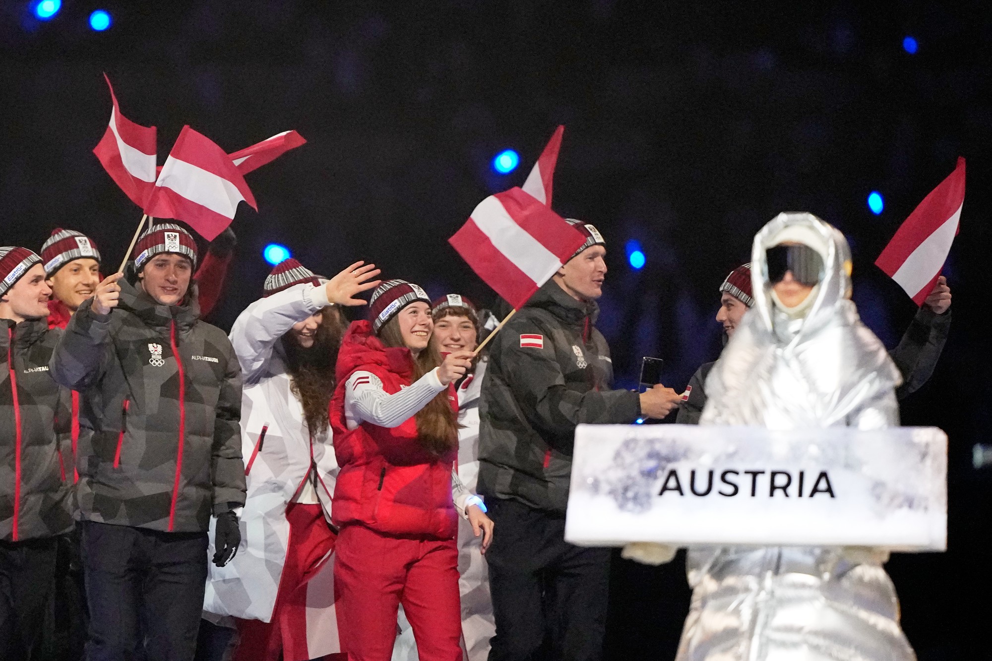 Rakúski olympionici počas otváracieho ceremoniálu zimných olympijských hier v Miláne. 