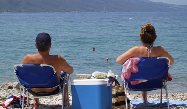 Turisti sa hranom na plaži