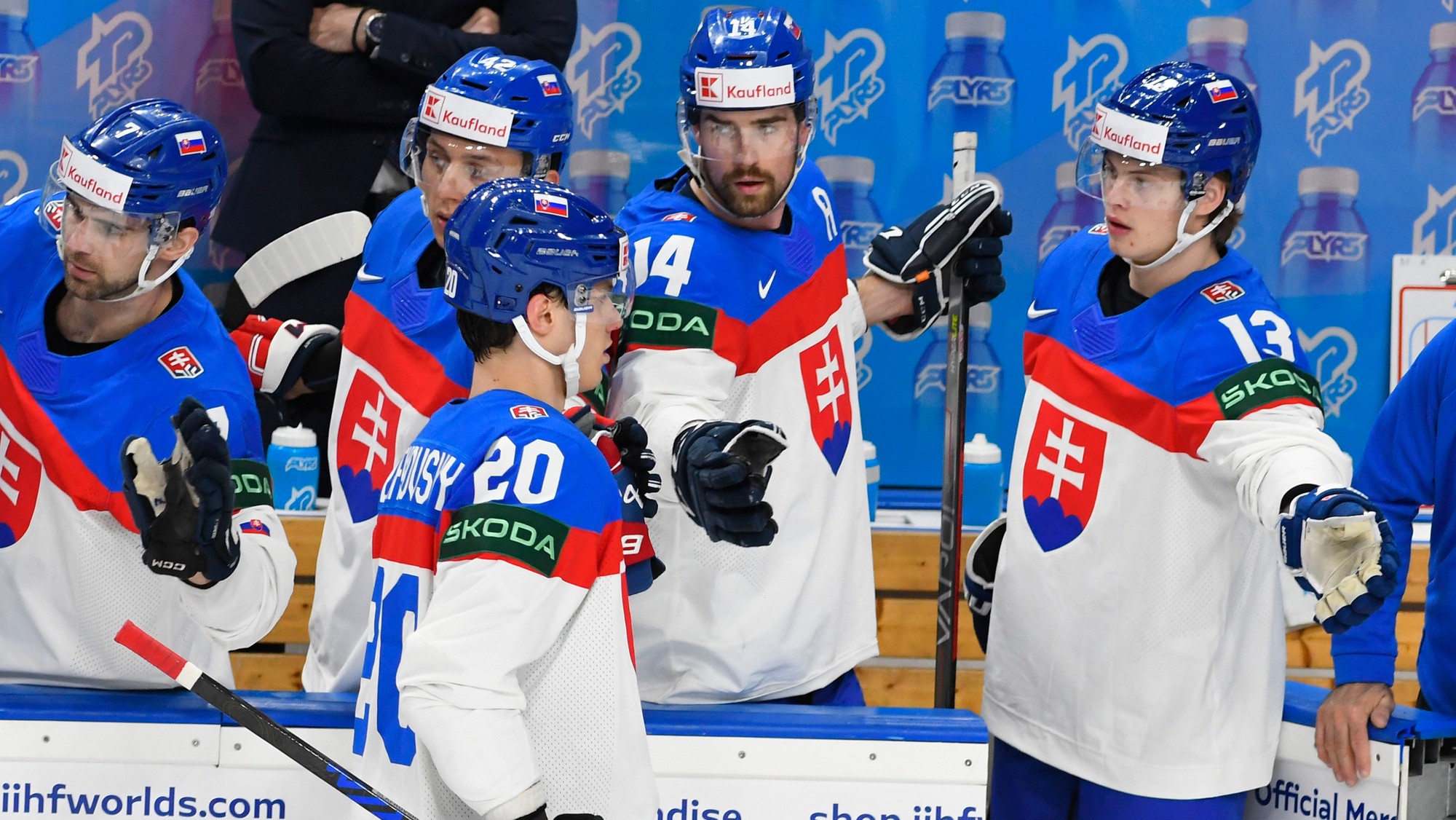 Slovenskí hokejisti zľava Mário Grman, Martin Fehérváry, Juraj Slafkovský, Peter Čerešňák a Františk Gajdoš sa tešia po strelení gólu.