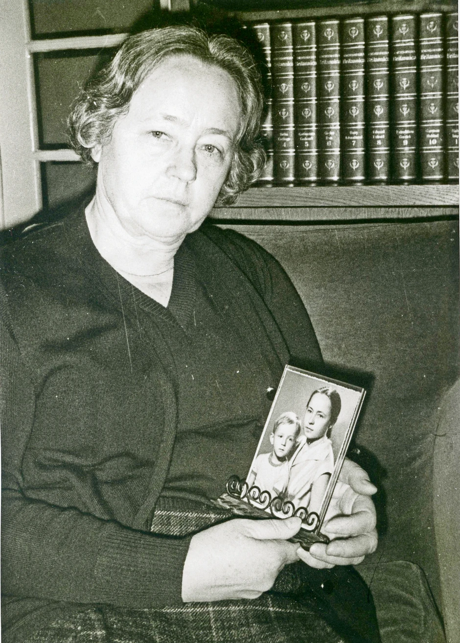 Đilasova supruga Štefica u njegovoj radnoj sobi u Palmotićevoj 8 (Beograd) sa fotografijom dece koja je bila uz njega u zatvoru
