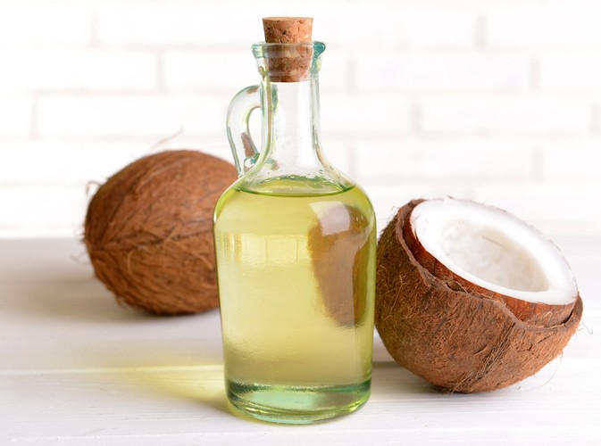 Olej kokosowy wzmacnia włosy