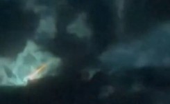 Smugi meteorytów na nocnym niebie. Jest NAGRANIE