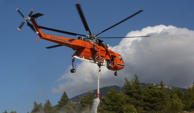 Helikopter gasi požar u Psati, u okolini Atine | Foto: EPA