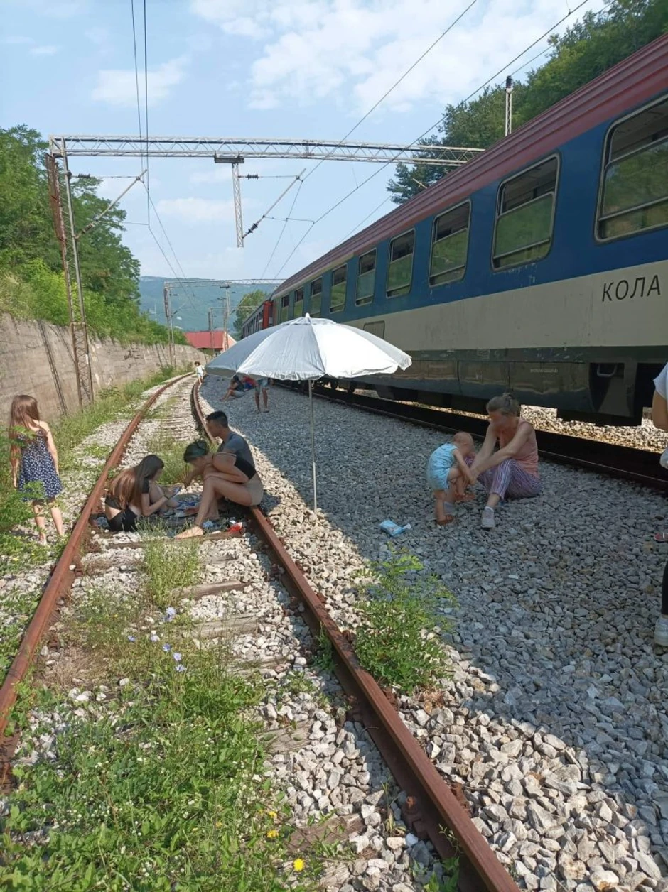 Zaglavljen voz sa putnicima u Brodarevu