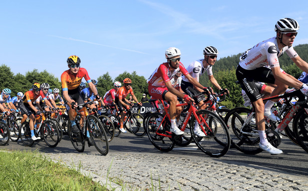 Kolarze na trasie 3. etapu z Wadowic do Bielska-Białej podczas 77. Tour de Pologne