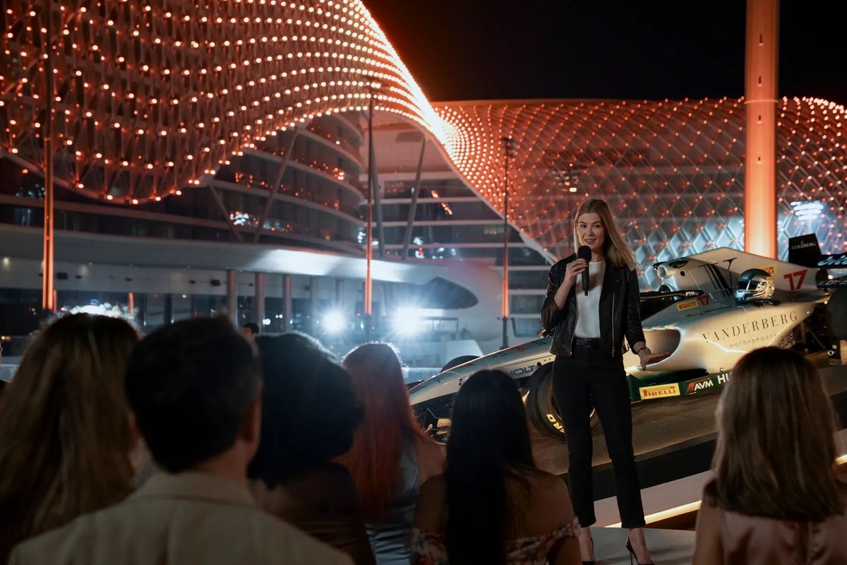 Rosamund Pike w filmie "Iluzja 3"