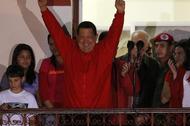 Hugo Chavez świętuje wygrane wybory