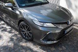 Toyota Camry trzęsie rynkiem. Nie tylko cena hybrydy zaskakuje
