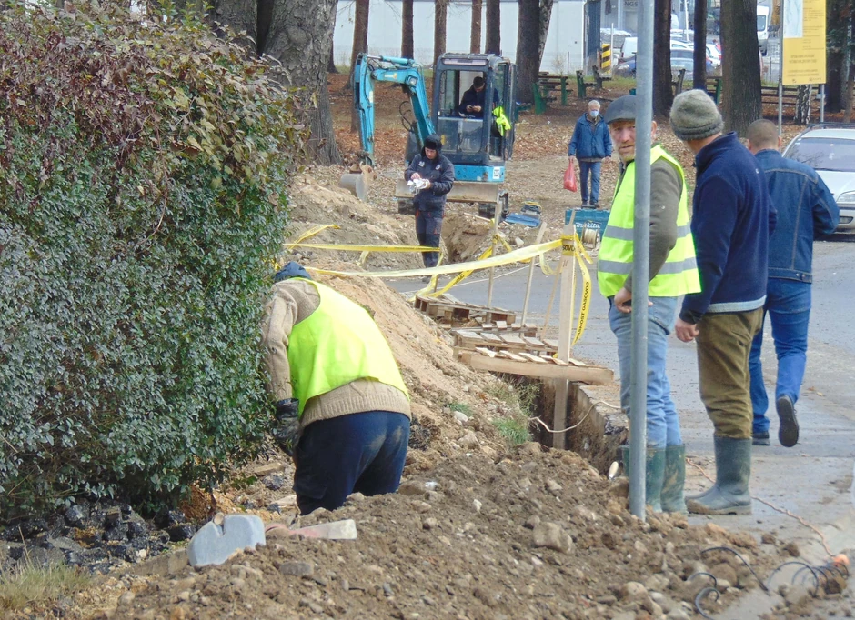 Radnici "Užice gasa" traže mesto gde je gas iscureo iz cevi i ušao u kanalizaciju