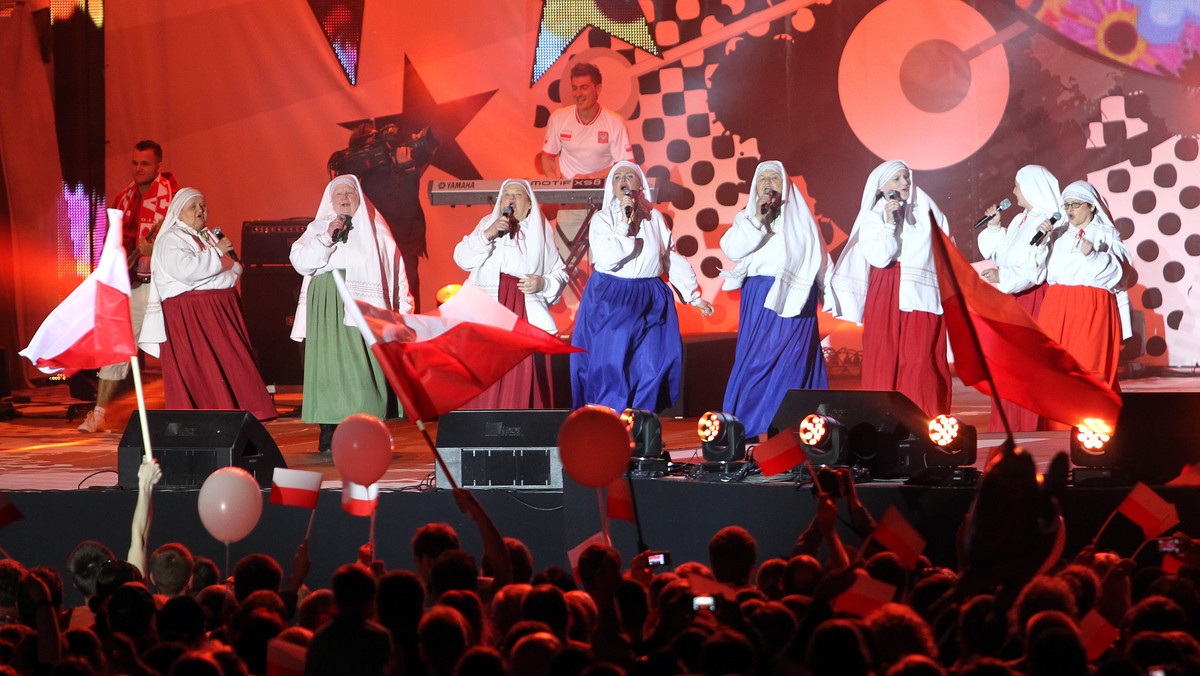 W ostatnim czasie najwięcej emocji polskim fanom piłki nożnej przysporzył zespół Jarzębina, którego piosenka "Koko Euro spoko" został wybrana hymnem Reprezentacji Polski na Euro 2012. Członkinie zespołu przyznają, ze do konkursu zgłosiły się "dla jaj", teraz mają już dość sławy...