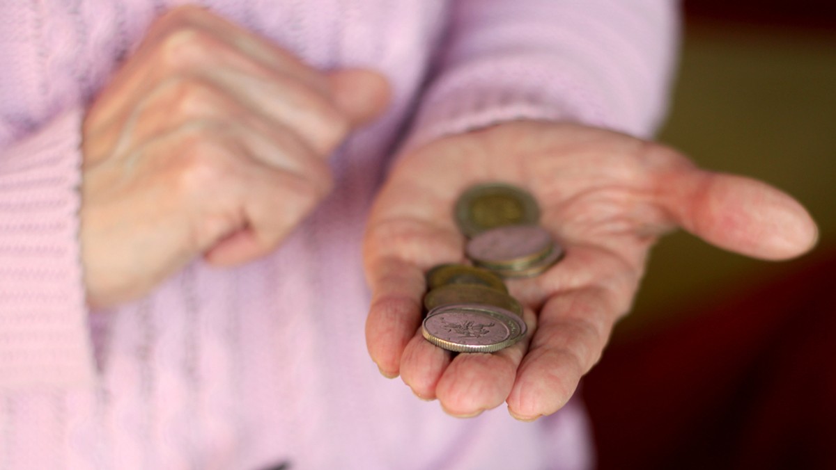 "Te matki, które nie zapłaciły ani jednej składki emerytalnej do Zus-u, ani jednego grosza podatku do US, otrzymają emeryturę w wysokości ok. 1100zł. Natomiast ja urodziłam 5 dzieci i wraz z mężem je wychowałam. Przepracowałam 33 lata. Obecnie otrzymuję 1280zł emerytury" - pisze w liście do Jarosława Kaczyńskiego i minister Rafalskiej pani Anna, matka, Czytelniczka Onetu. <em> </em>"Czy tak ma wyglądać sprawiedliwe i prawe postępowanie w podziale dochodów państwa?" - pyta.