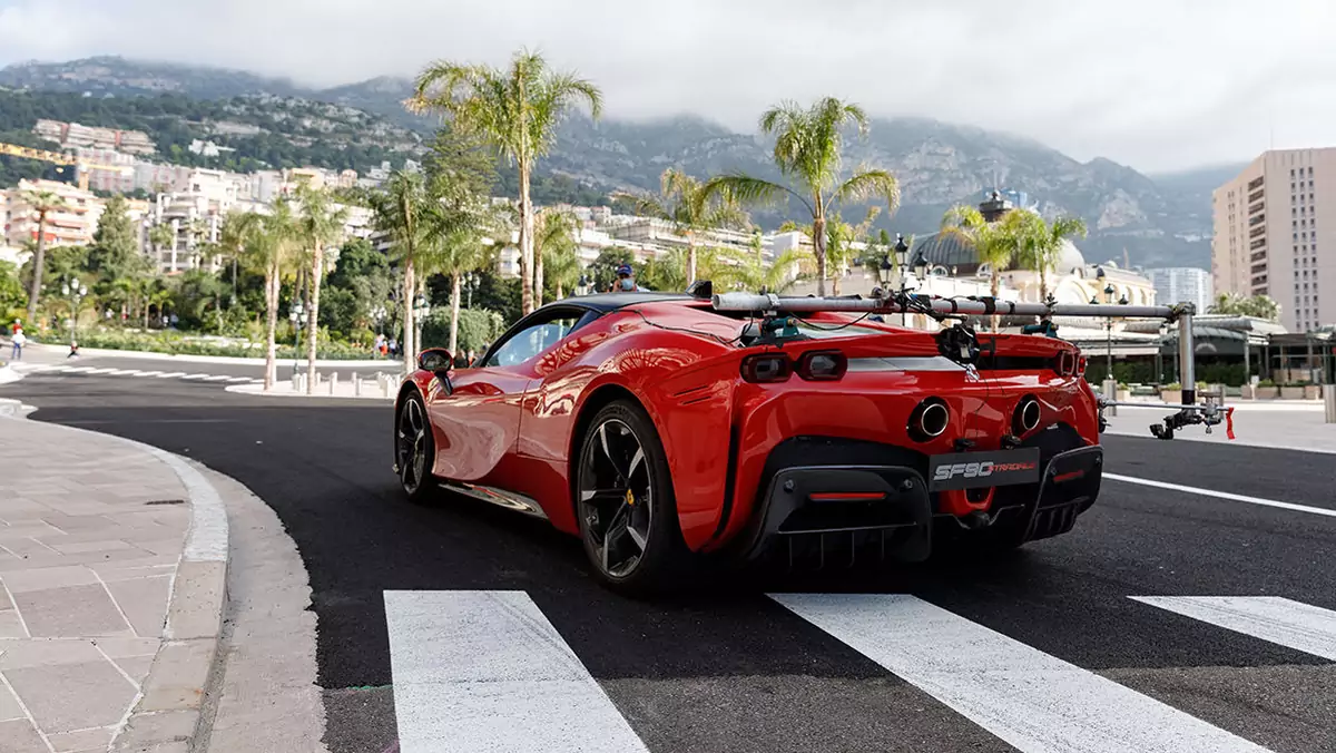 Charles Leclerc w Ferrari SF90 Stradale