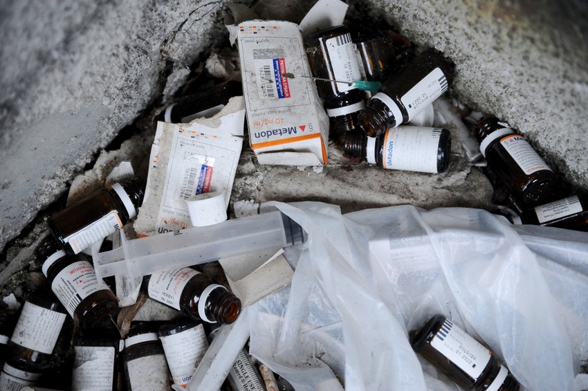 Bočice od metadona na gomili