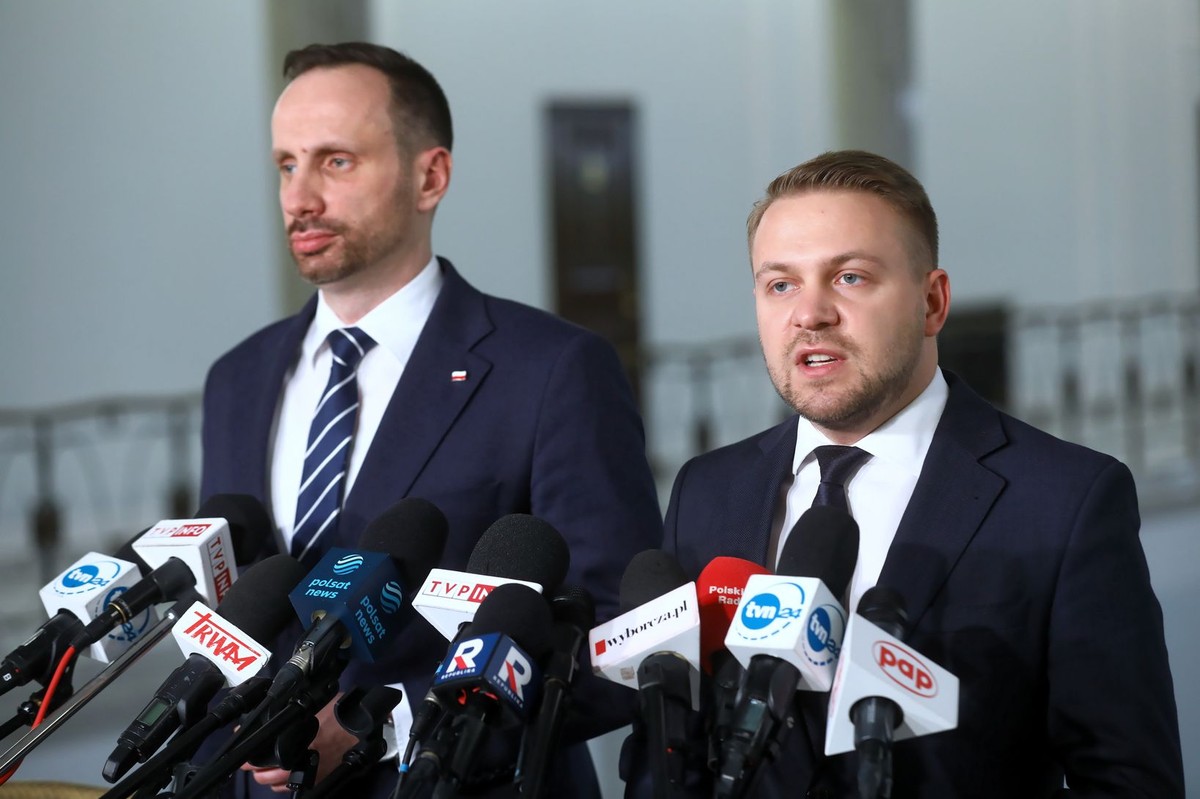 Sekretarz stanu w Ministerstwie Klimatu i Środowiska Jacek Ozdoba (P) oraz poseł Janusz Kowalski (L)