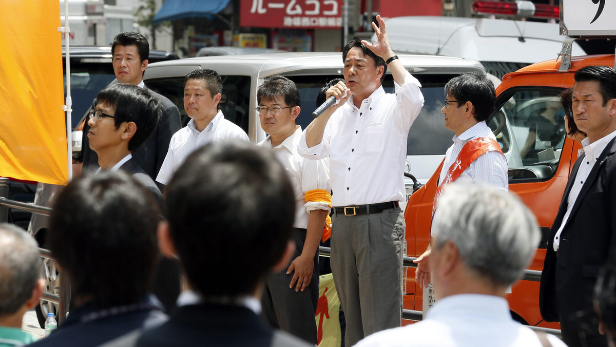 Japończycy wybierają w niedzielę deputowanych do Izby Radców (izby wyższej parlamentu). Sondaże jednoznacznie wskazują, że rządząca Partia Liberalno-Demokratyczna (PLD) premiera Shinzo Abego i jej partner koalicyjny Nowe Komeito zdobędą w tej izbie większość.