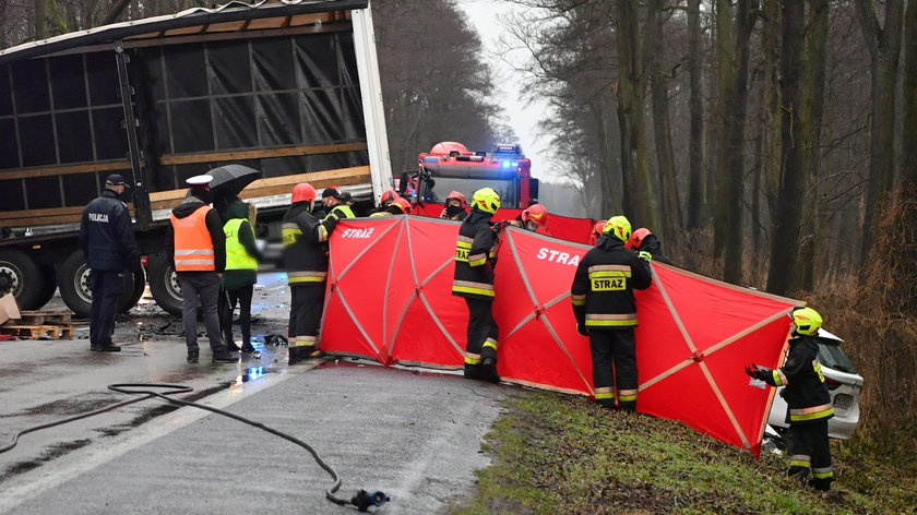 Tragiczny wypadek na DW 631 pod Nieporętem. Nie żyje jedna osoba