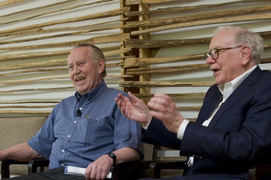 Chuck Feeney i Warren Buffett na zdjęciu w 2011 roku. Jeden i drugi są czołowymi filantropami