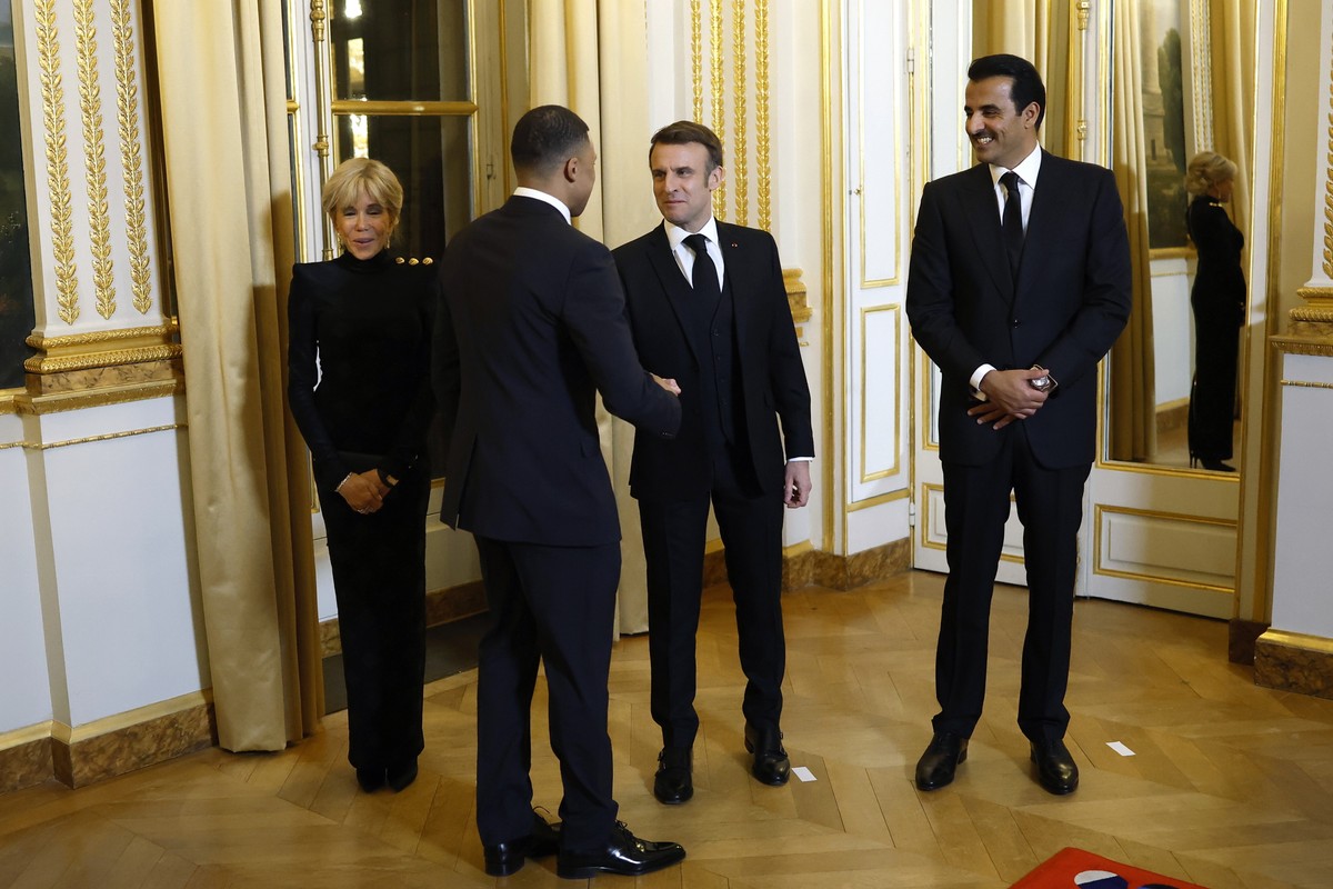 Emir Kataru Sheikh Tamim bin Hamad Al-Thani, Kylian Mbappe i prezydent Francji Emmanuel Macron spotkali się na bankiecie w pałacu Elizejskim