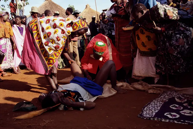 Chirurg dokonuje obrzezania młodej kobiety, Uganda / Getty Images