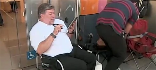 Steve Wozniak w kolejce po iPhone 4S. CNN.