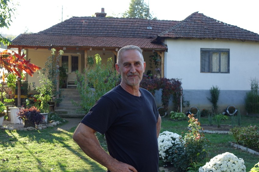 "Svako ima kuću i ovde i u Leskovcu, ali mnogi od nas i ne odlaze iz sela jer ovakvog mira nema nigde“"