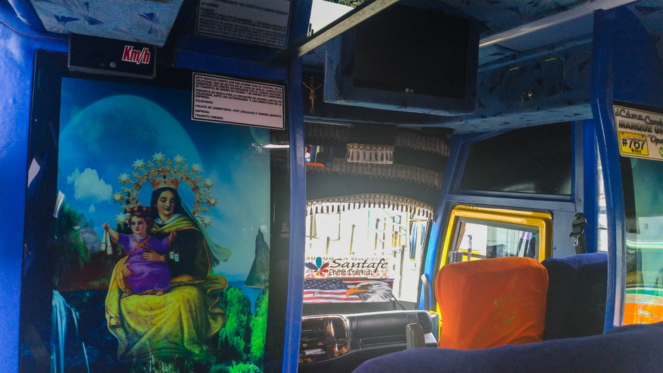 W kolumbijskich autobusach jest bardzo kolorowo. Zdjęcie własne