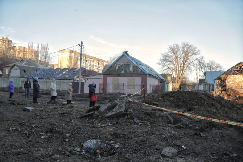 Jedno z miejsc w Chersoniu, które stało się celem rosyjskiego ataku, 26 grudnia 2023 r.