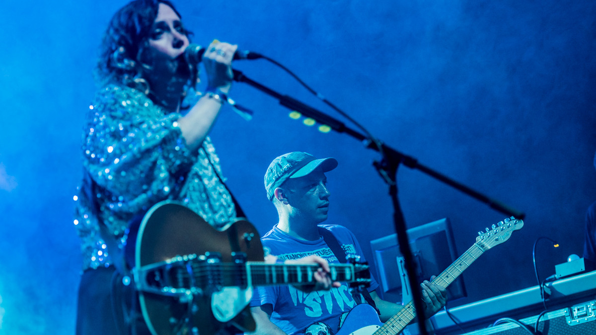 Minor Victories nie lubią, gdy określa się ich supergrupą, jednak patrząc na pochodzenie jej członków trudno o lepsze określenie. Grupę tworzą Rachel Goswell ze Slowdive, Stuart Braithwaite z Mogwai, Justin Lackey z Editors i jego brat James.Grupa wystąpiła podczas pierwszego dnia OFF Festivalu.