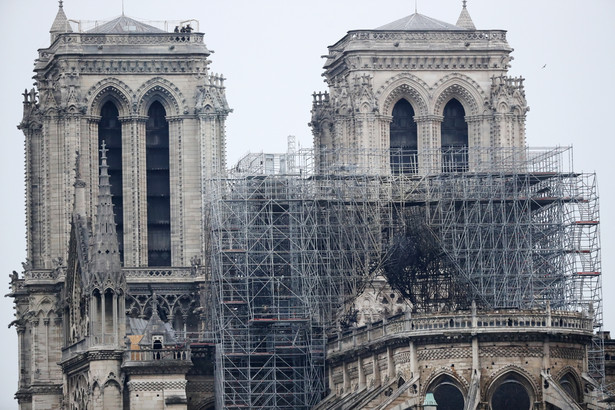 Do północy pożar udało się opanować na tyle, że strażacy podali, że struktura budowli i fasada zachodnia zostały ocalone. Prezydent Francji zapowiedział odbudowę świątyni.