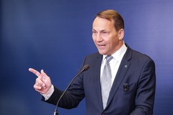 Sikorski odpowiada na zaczepki: Nawrockiemu odbija