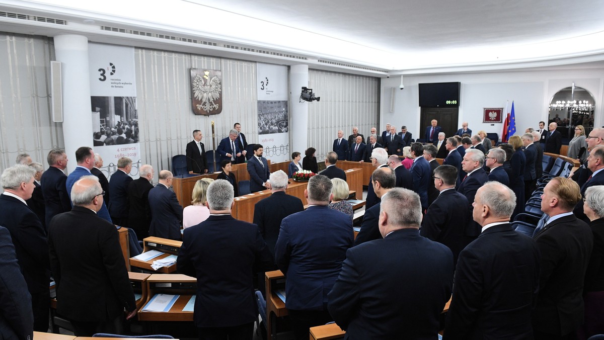 Senat poparł dziś wieczorem nowelizację reformującą Kodeks karny, w tym zaostrzającą kary za przestępstwa m.in. dotyczące pedofilii. Senatorowie wnieśli przy tym 43 poprawki - m.in. dotyczące art. 212 i kary tzw. bezwzględnego dożywocia. Przygotowana przez Ministerstwo Sprawiedliwości nowelizacja wróci teraz do Sejmu, który rozpatrzy poprawki wniesione przez Senat.